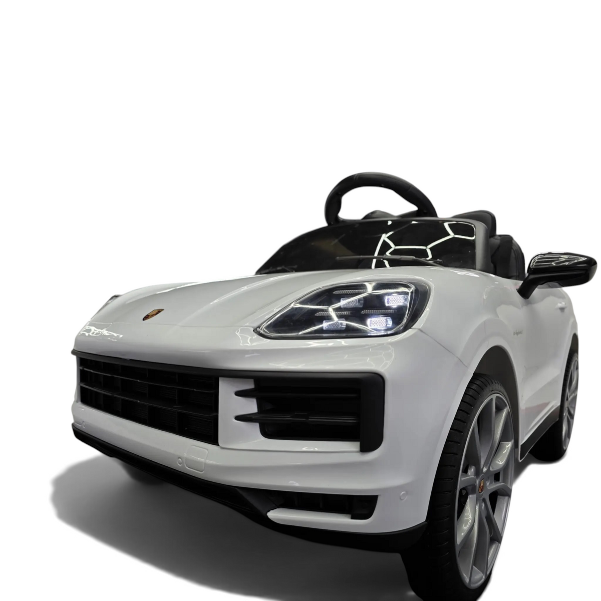 Voiture électrique enfant Petit Pilote Porsche Cayenne blanche avec phares LED détaillés et design SUV réaliste