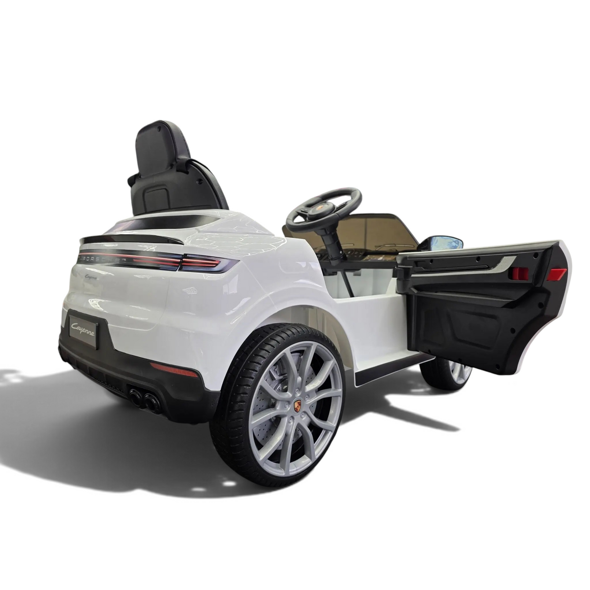 Voiture électrique enfant Petit Pilote Porsche Cayenne blanche avec porte ouverte et détails réalistes