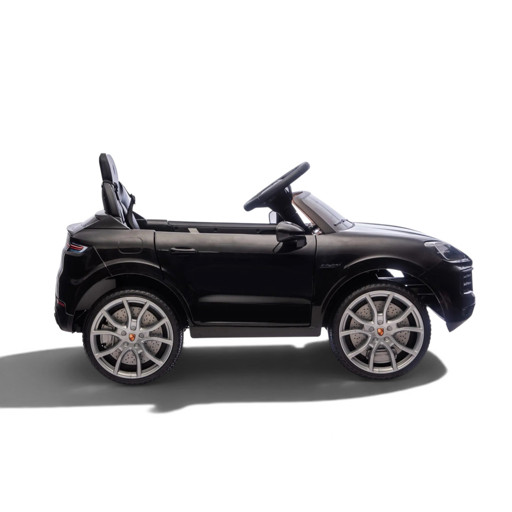 Voiture électrique enfant Petit Pilote Porsche Cayenne noire avec siège en cuir et pneus EVA, vue de profil