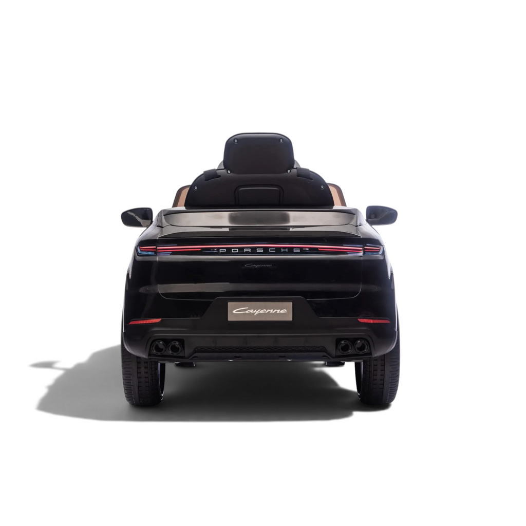 Vue arrière de la voiture électrique enfant Petit Pilote Porsche Cayenne noire avec feux LED et détails réalistes