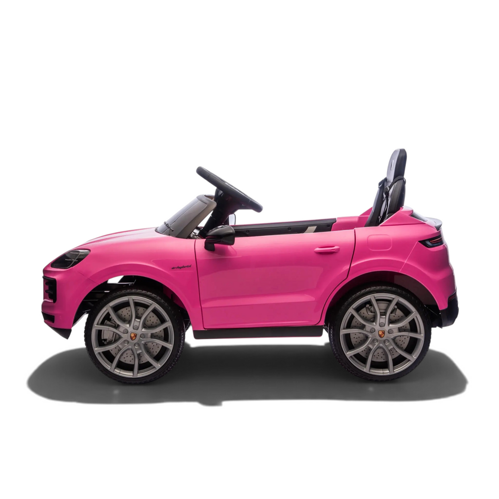 Voiture électrique pour enfant Petit Pilote Porsche Cayenne rose avec pneus EVA et siège confortable, vue de profil.