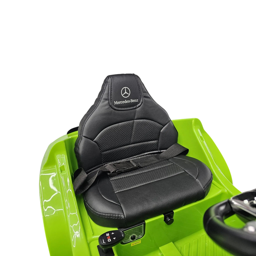 Siège en cuir noir avec logo Mercedes-Benz dans la voiture électrique pour enfant Petit Pilote verte