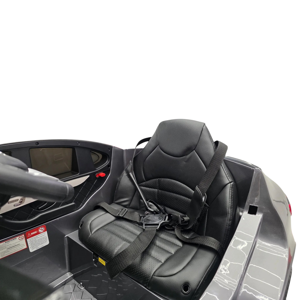 Siège en cuir noir avec harnais 5 points dans la voiture électrique pour enfant Petit Pilote Mercedes GLC 63 AMG