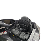 Siège en cuir noir avec harnais 5 points dans la voiture électrique pour enfant Petit Pilote Mercedes GLC 63 AMG
