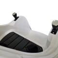 Vue rapprochée de l'intérieur de la voiture tamponneuse Petit Pilote Angry Birds blanche avec joysticks et siège noir