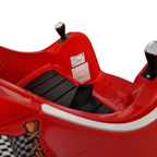 Vue rapprochée du cockpit rouge de la voiture tamponneuse Petit Pilote Angry Birds avec joysticks et ceinture de sécurité